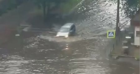 Жители Днепра делятся кадрами последствий безумного ливня в разных районах города (ВИДЕО)