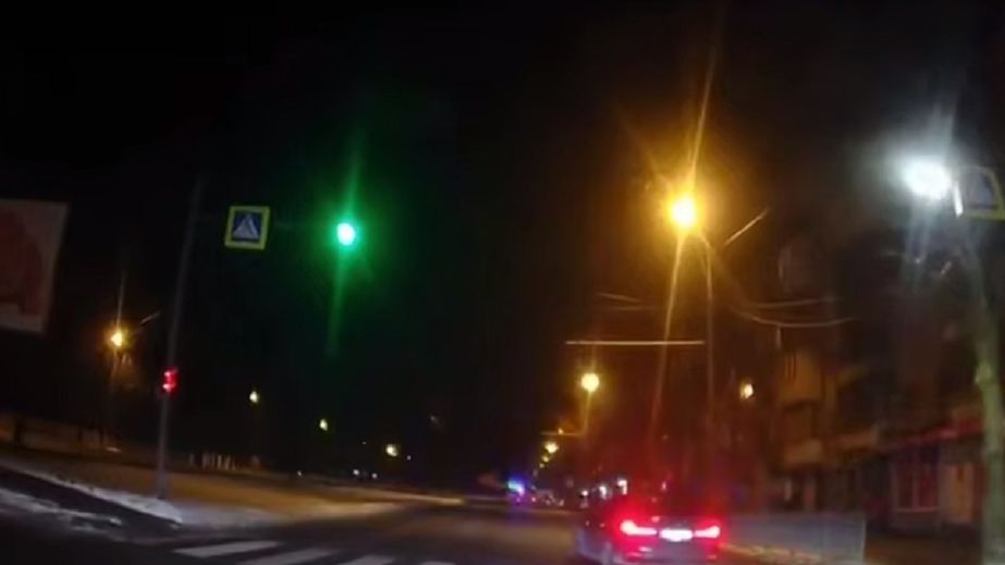 На проспекті Поля у Дніпрі водій BMW різко стартонув і влетів у дерево (ВІДЕО)