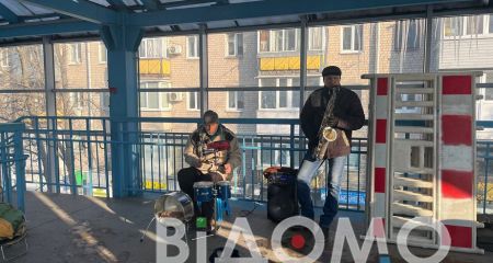 В надземном переходе на Слобожанском музыканты развлекают прохожих (ФОТО, ВИДЕО)