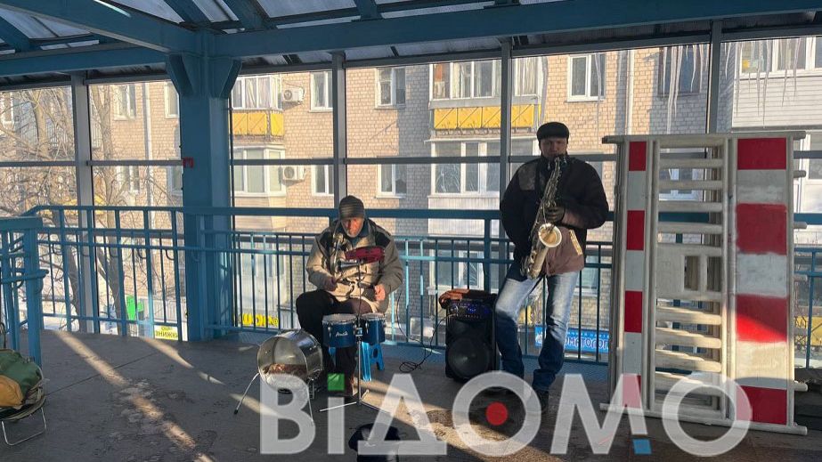 В надземном переходе на Слобожанском музыканты развлекают прохожих (ФОТО, ВИДЕО)