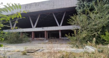 В Днепре Ледовый дворец мародеры разбирают по частям (ВИДЕО)
