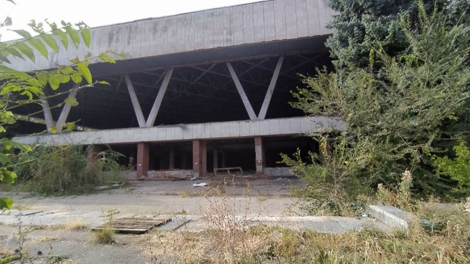 У Дніпрі Льодовий палац мародери розбирають по частинах (ВІДЕО)