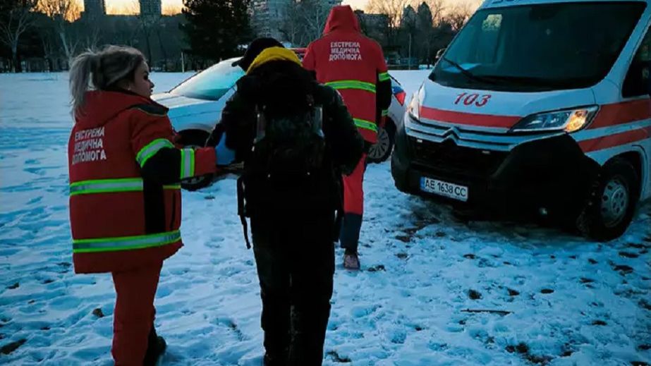 В Днепре мужчина на Монастырском острове катался на велосипеде и провалился под лед (ФОТО)