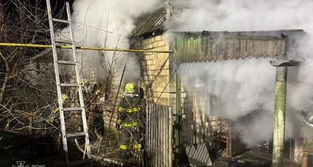 У Павлограді під час пожежі чоловік ледь не згорів у власному будинку (ФОТО)