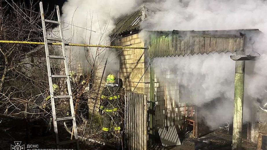 У Павлограді під час пожежі чоловік ледь не згорів у власному будинку (ФОТО)