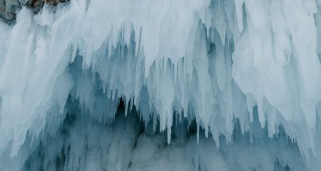 У Дніпрі через комунальну аварію з'явилися крижані скульптури (ФОТО, ВІДЕО)
