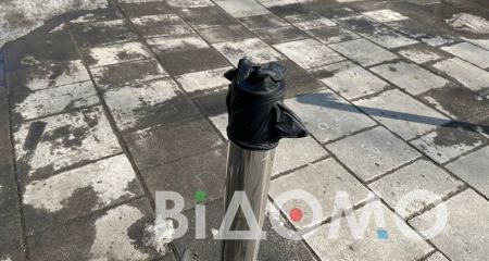 У Дніпрі антипаркувальні стовпичики вдягнули у гумові рукавички (ФОТО, ВІДЕО)