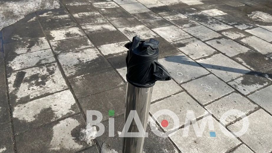 У Дніпрі антипаркувальні стовпичики вдягнули у гумові рукавички (ФОТО, ВІДЕО)