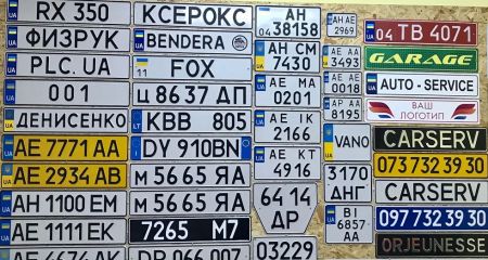 На дорогах Дніпра помітили автомобіль з нецензурним номерним знаком (ВІДЕО)