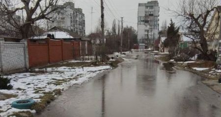У Дніпрі одна з вулиць перетворилася на річку: вода потрапляє у будинки (ФОТО)