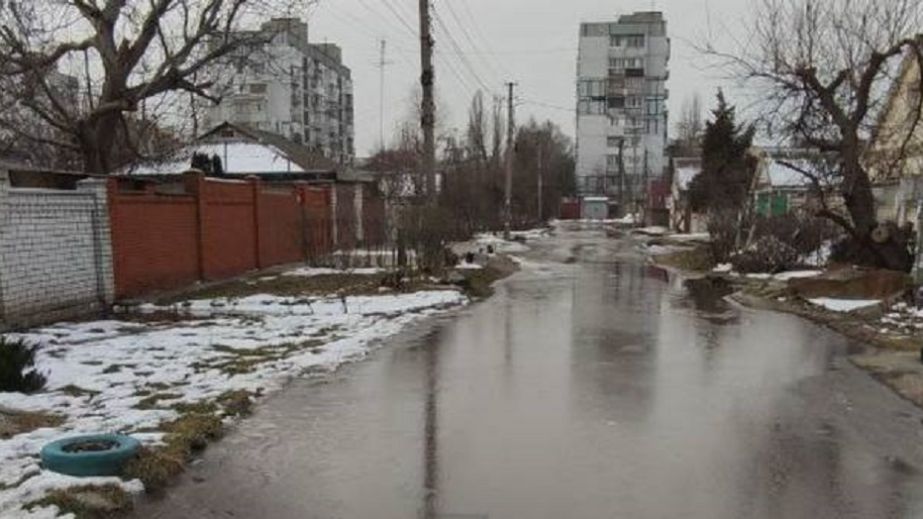 У Дніпрі одна з вулиць перетворилася на річку: вода потрапляє у будинки (ФОТО)