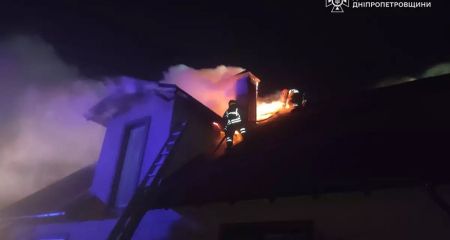 Під Дніпром сталася масштабна пожежа у двоповерховому будинку (ФОТО)