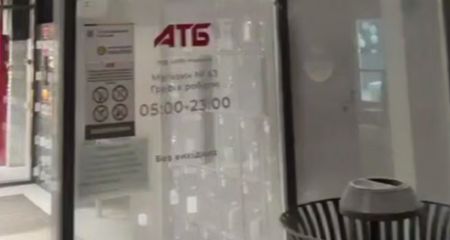 У Кривому Розі вивіска на супермаркеті "зажила власним життям": довелося викликати рятувальників (ВІДЕО)