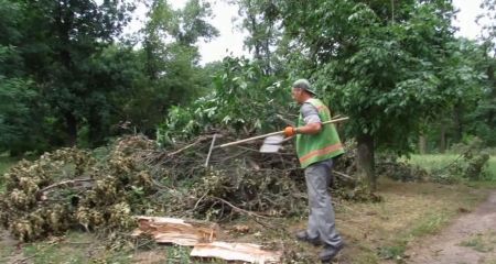 Как в Павлограде ликвидируют последствия урагана (ВИДЕО)