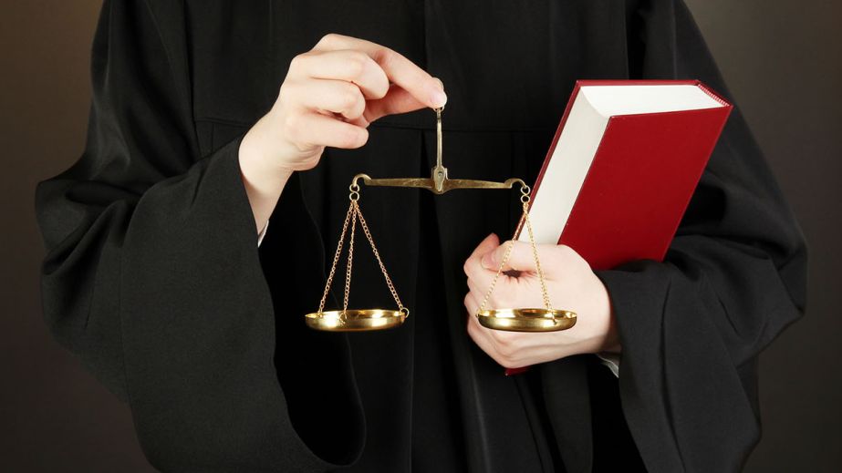 В Днепре судья через суд подняла себе пенсию до 209 тысяч гривен