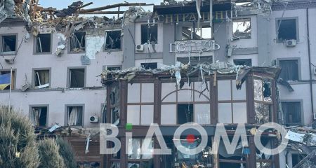 Зруйнований дах і завали: як виглядає готель у Кривому Розі після ракетного удару (ФОТО, ВІДЕО)