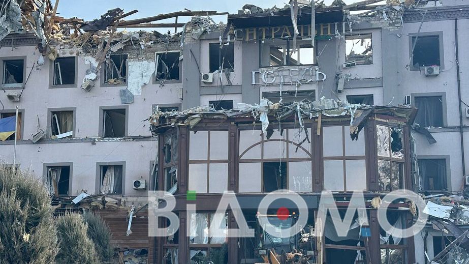 Зруйнований дах і завали: як виглядає готель у Кривому Розі після ракетного удару (ФОТО, ВІДЕО)