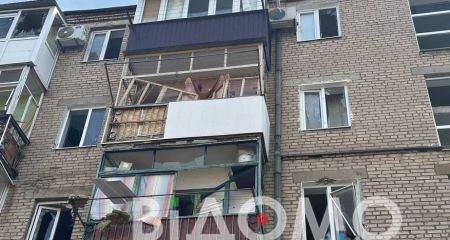 Мешканка будинку у Кривому Розі розповіла, як після вибухової хвилі людей виносили з переломами (ВІДЕО)