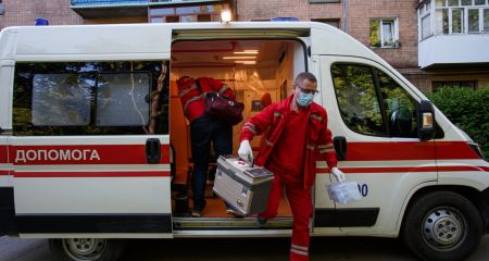 У Дніпрі медики врятували літнього чоловіка, який знепритомнів на вулиці