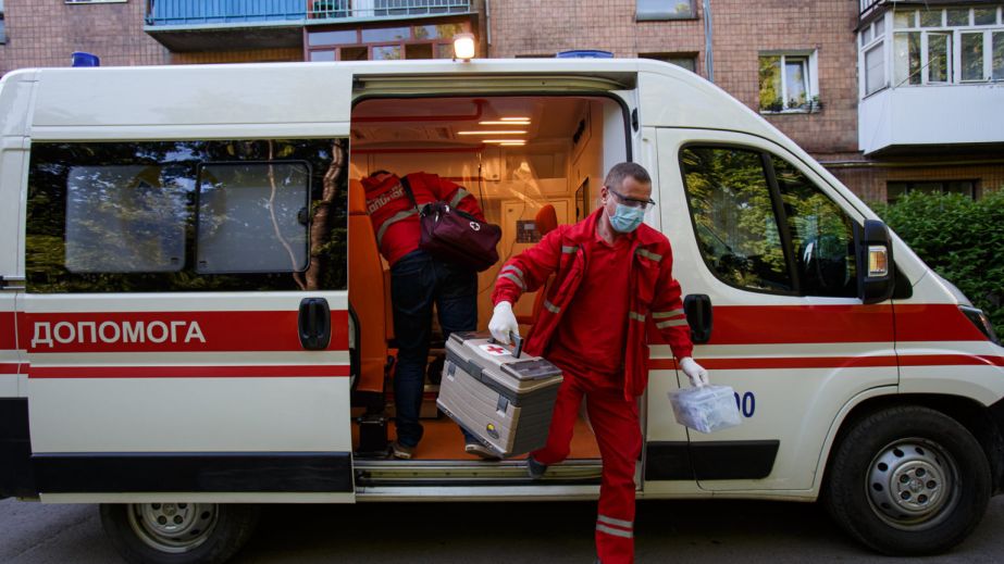 У Дніпрі медики врятували літнього чоловіка, який знепритомнів на вулиці