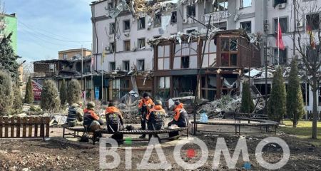 Травмовані собаки та кінолог: в "Антарєс" розповіли, як шукали людей під завалами готелю у Кривому Розі (ФОТО)