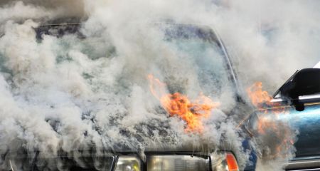 На одной из улиц Днепра ночью горел автомобиль (ВИДЕО)
