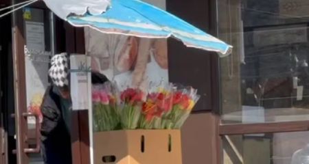 Один из цветочных рынков Днепра 8 марта атаковали пчелы (ВИДЕО)