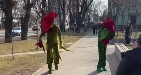 Замість голови квітка: в одному з районів Дніпра оригінально вітають жінок на вулиці (ВІДЕО)