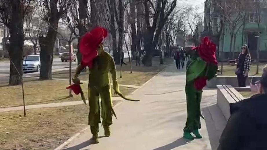 Вместо головы цветок: в одном из районов Днепра оригинально поздравляют женщин на улице (ВИДЕО)