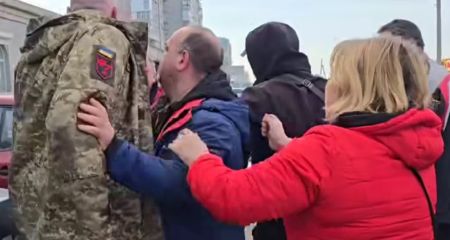 В полиции отреагировали на конфликт военного с правоохранителями на рынке в Вольногорске