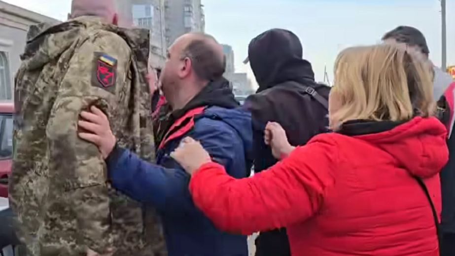 На Дніпропетровщині стався конфлікт на ринку між військовим і поліцією із жорстким затриманням (ВІДЕО)