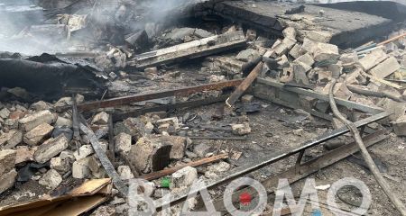 Разрушенные гаражи в дыму и выбитые окна: как в Днепре выглядят последствия атаки "шахедами" (ФОТО, ВИДЕО)