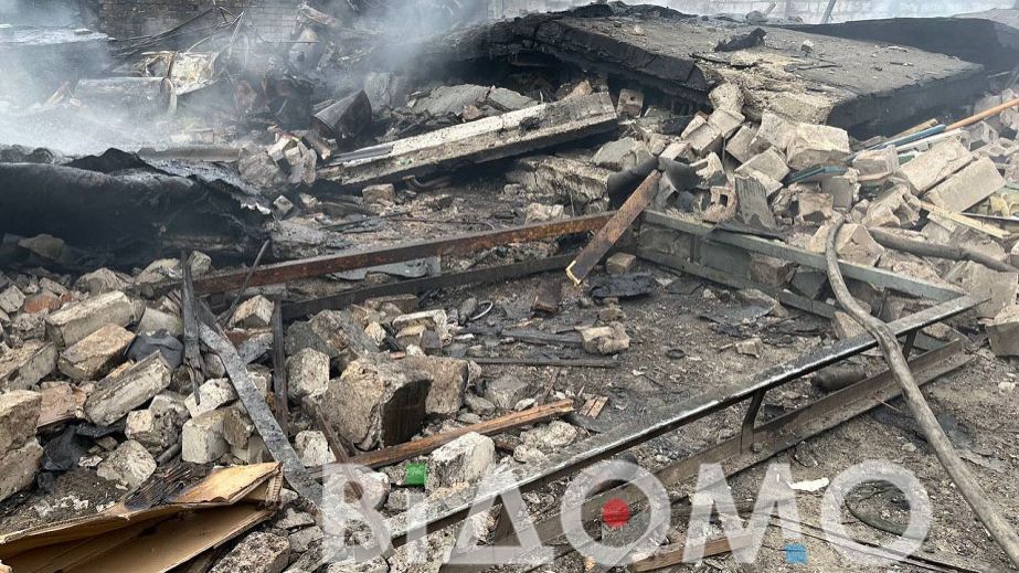 Разрушенные гаражи в дыму и выбитые окна: как в Днепре выглядят последствия атаки "шахедами" (ФОТО, ВИДЕО)