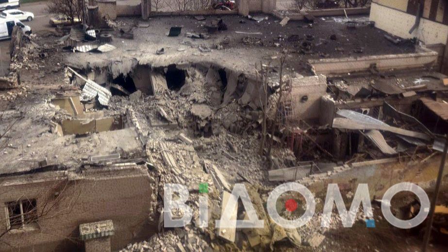 В Кривом Роге разгребают завалы вокруг воронки после ракетного удара (ФОТО, ВИДЕО)