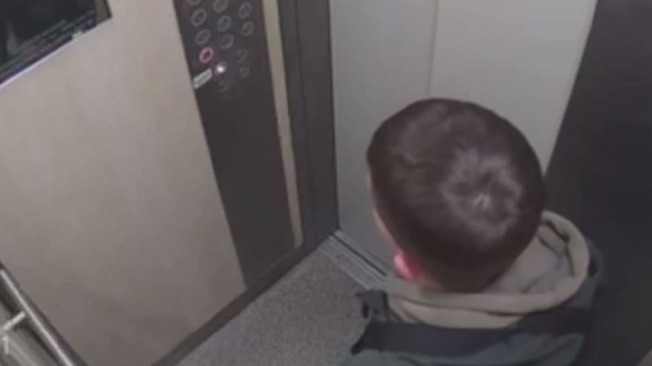 В Днепре парень в многоэтажке устроил драку с лифтом (ВИДЕО)