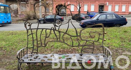 У Дніпрі на проспекті Поля встановили унікальну ковану лавку (ФОТО, ВІДЕО)