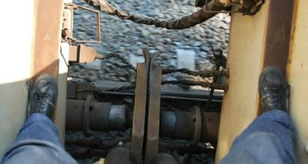 Смертельно опасные развлечения: в Кривом Роге подростки цепляются за троллейбусы и поезда (ВИДЕО)