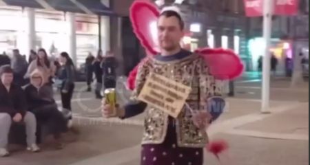 Метелики і чорні плащі: у Дніпрі чоловіки влаштували "дикі танці" на Європейській площі (ВІДЕО)