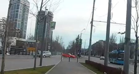 У Дніпрі водій BMW вирішив влаштувати дрифт на виїзді з заправки (ВІДЕО)