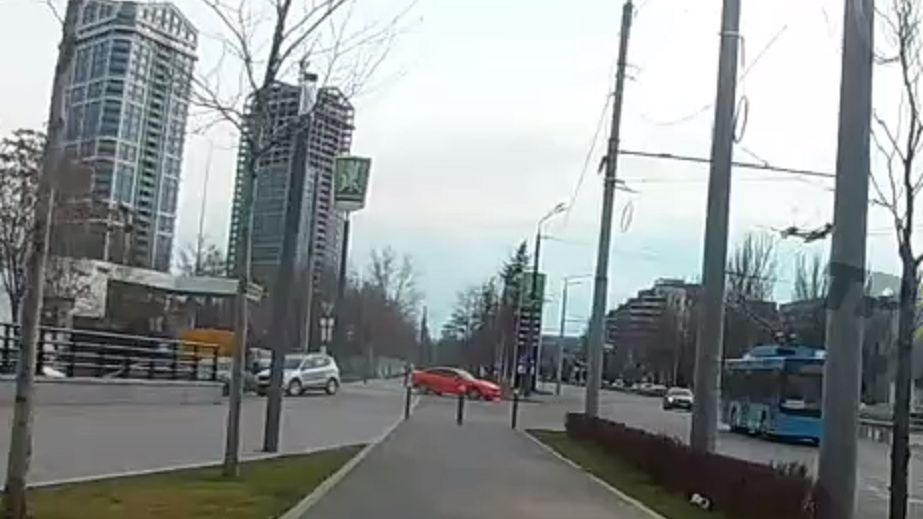 В Днепре водитель BMW решил устроить дрифт на выезде с заправки (ВИДЕО)