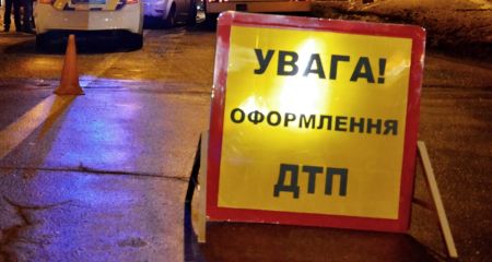 У Дніпрі зіткнулися Tesla та мотоцикл, є постраждалий