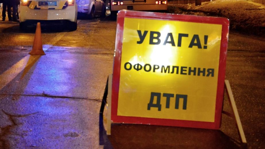 У Дніпрі зіткнулися Tesla та мотоцикл, є постраждалий