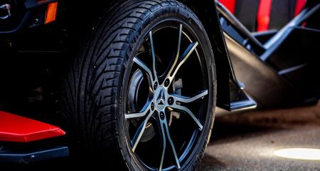 На одній з вулиць Дніпра водій припаркувався "на півзльоті" (ФОТО)