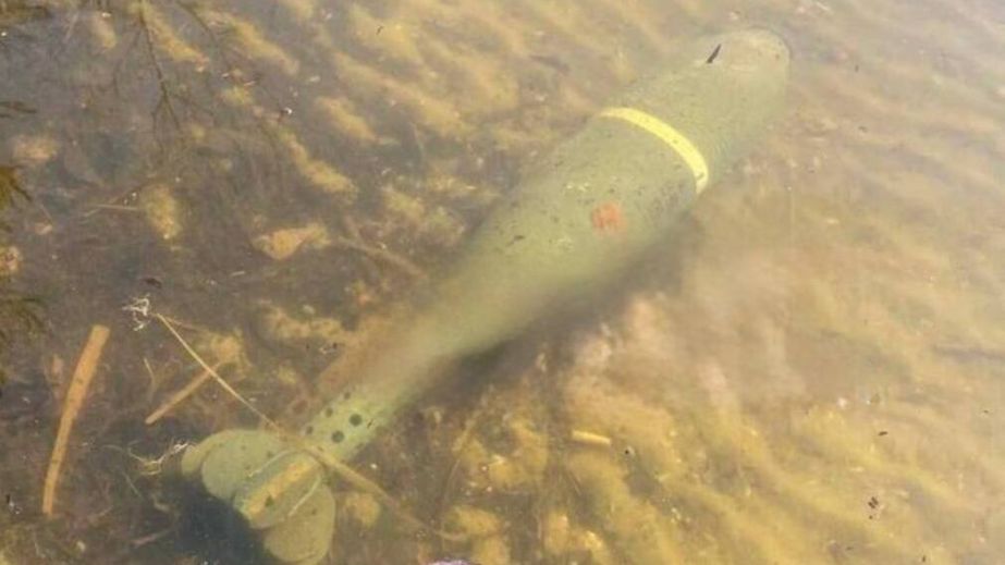 В Днепре на Солнечном в водоеме обнаружили снаряд (ФОТО)