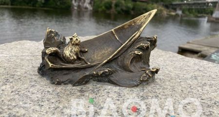 У Дніпрі відновили мініскульптуру "Дніпровські лоцмани", вкрадену з Січеславської Набережної