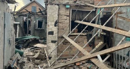 Понівечені будинки та автівки: у поліції показали наслідки ворожих атак на Нікопольщину минулої доби (ФОТО)