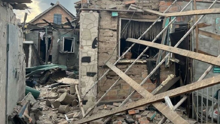 Понівечені будинки та автівки: у поліції показали наслідки ворожих атак на Нікопольщину минулої доби (ФОТО)