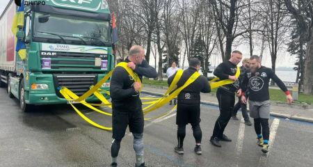 Історична подія: у Дніпрі встановили рекорд Гіннеса з буксирування фури (ФОТО)