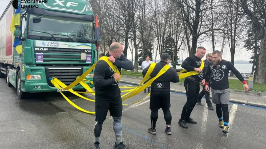 Історична подія: у Дніпрі встановили рекорд Гіннеса з буксирування фури (ФОТО)