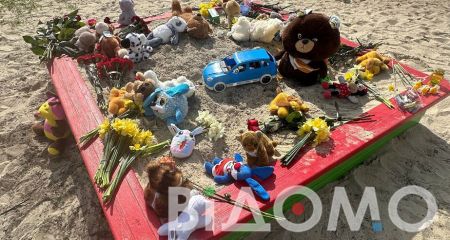 У Кривому Розі люди несуть квіти та іграшки на місце ракетного удару (ФОТО, ВІДЕО)